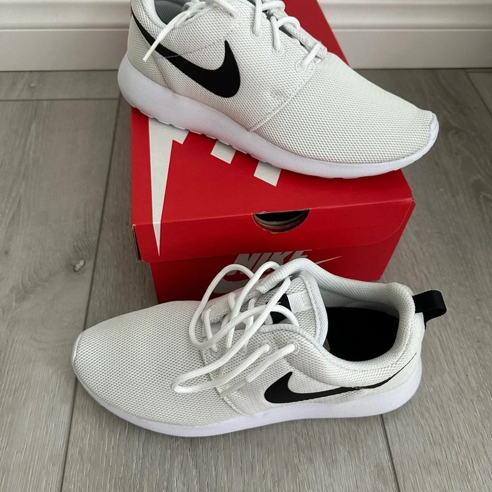Nike Roshe One White and Black Box - Picture 3 of 6